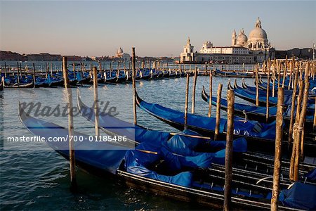 Gondoles et la Basilique de Santa Maria Della Salute, Venise, Italie