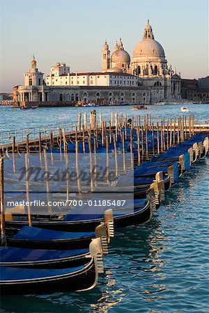 Gondeln und Santa Maria Della Salute Basilika, Venedig, Italien