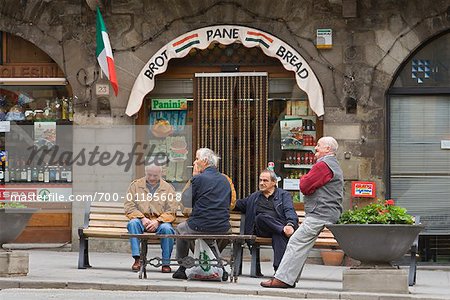 Hommes dans la place principale, Cortona, Toscane, Italie