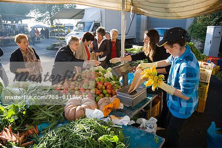 Menschen am Markt, Montepulciano, Toskana, Italien
