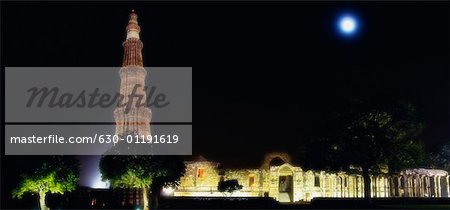 Vue angle faible un monument illuminé la nuit, complexe du Qutub Minar, New Delhi, Inde