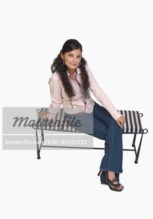 Portrait d'une jeune femme assise sur le divan