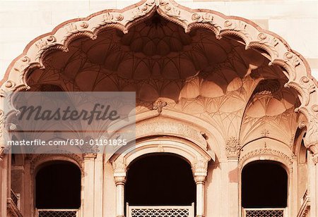 Flachwinkelansicht von Balkonen eines Denkmals, Safdarjung Grab, Neu Delhi, Indien