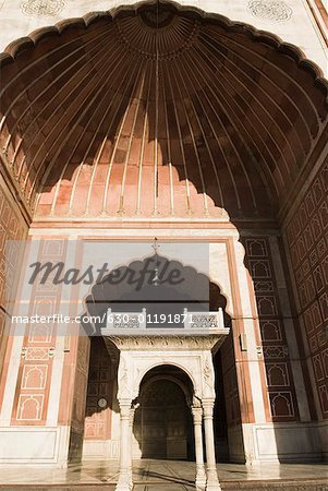 Vue angle faible de l'entrée d'une mosquée Jama Masjid, New Delhi, Inde