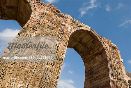 Vue d'angle faible d'une porte en arc, Qutab Minar, New Delhi, Inde