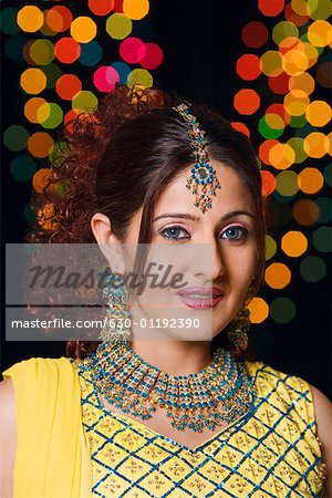 Portrait d'une jeune femme portant des vêtements traditionnels indiens et souriant