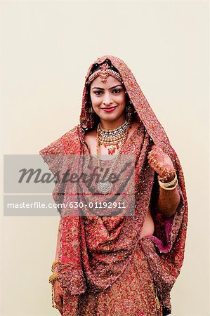 Portrait d'une mariée dans une robe de mariage traditionnel sourire