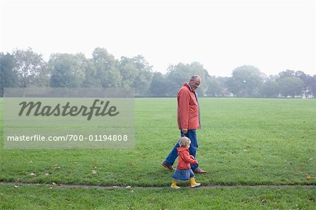 Grand-père et petite-fille de marche dans le parc