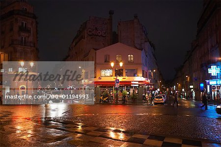 Scène de rue la nuit, Paris, France