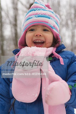 Jeune fille à l'extérieur en hiver