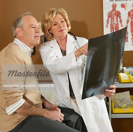 Médecin Patient montrant aux rayons x Médecin Patient montrant aux rayons x