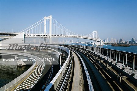 Pont de l'arc-en-ciel depuis le Monorail Yurikamome, Tokyo, Japon Pont de l'arc-en-ciel depuis le Monorail Yurikamome, Tokyo, Japon