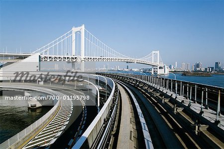 Pont de l'arc-en-ciel depuis le Monorail Yurikamome, Tokyo, Japon