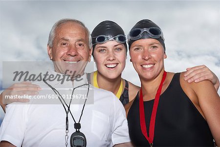 Porträt der Schwimmer mit Trainer