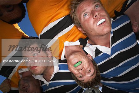 Männer spielen Rugby