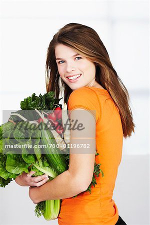 Portrait de jeune fille avec des légumes