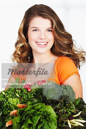 Portrait de jeune fille avec des légumes