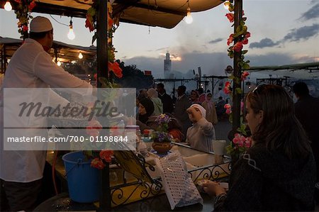Gens mangent au Stands gastronomiques, Marrakech, Maroc