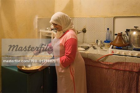 Femme faisant cuire, Marrakech, Maroc