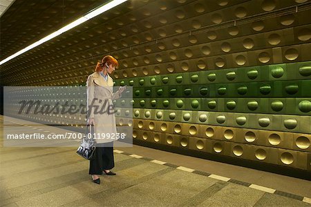 Frau am U-Bahnhof