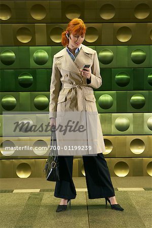 Femme à l'aide de téléphones cellulaires