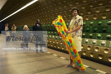 Personnes qui attendent à la Station de métro