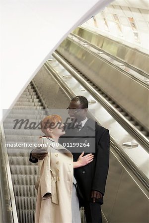 Geschäftsleute auf Rolltreppe