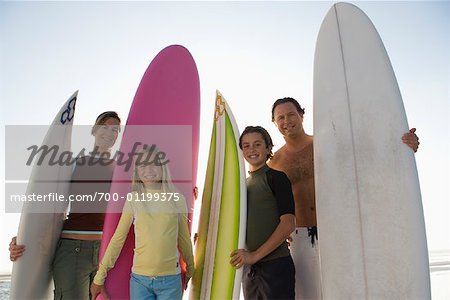 Portrait de famille avec des planches de surf