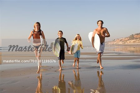 Porträt der Familie mit Surfboards