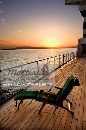 Pont de navire de croisière au lever du soleil, Montego Bay, Jamaïque Pont de navire de croisière au lever du soleil, Montego Bay, Jamaïque