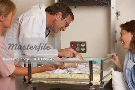 Arzt untersuchen Neugeborenen