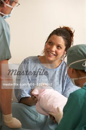 Femme tenant un nouveau-né