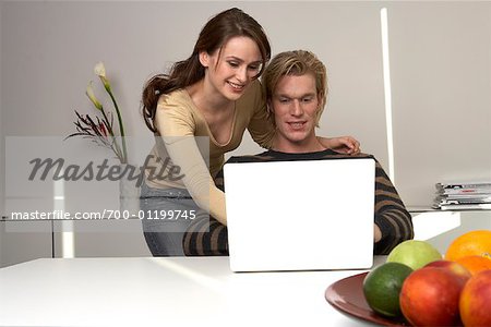 Paar mit Laptop-Computer