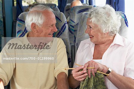 Personnes âgées sur le Bus de tournée