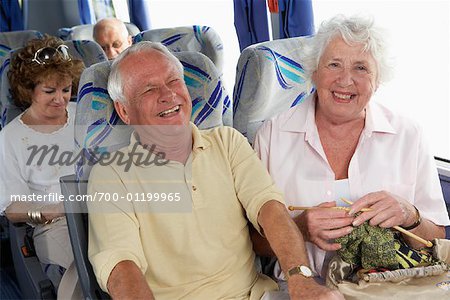 Personnes âgées sur le Bus de tournée
