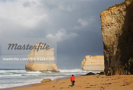 Femmes marchant dans la douze apôtres, le Parc National de Port Campbell, Victoria, Australie