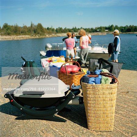 Personnes déballage fournitures de bateau, la baie Georgienne, Ontario, Canada