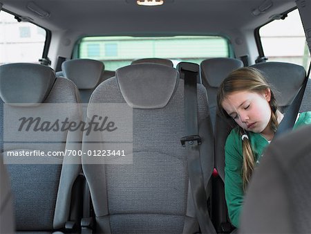 Mädchen schlafen im Auto