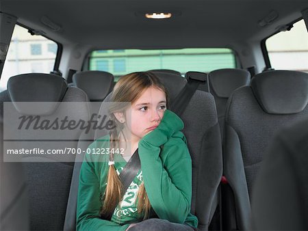 Porträt von Mädchen in Auto