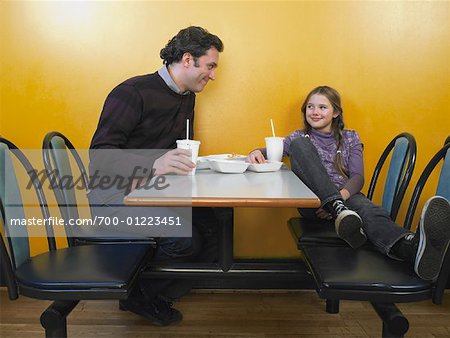 Père et fille manger Fast Food