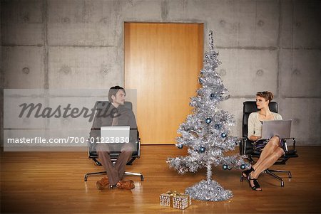 Couple à la maison avec arbre de Noël