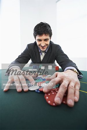 Homme d'affaires jouer au Poker