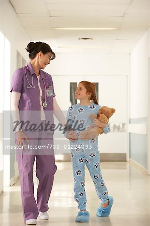 Portrait de jeune fille et médecin à l'hôpital