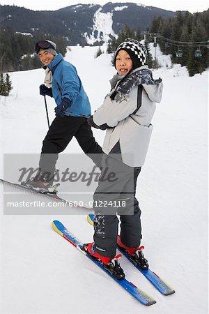 Homme et un garçon sur la pente de Ski, Whistler, Colombie-Britannique, Canada