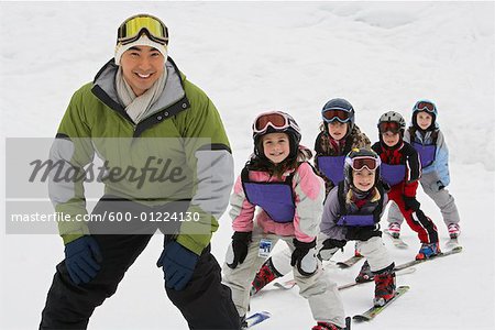 Mann Unterrichts von Schülern bei Skischule, Whistler, Britisch-Kolumbien, Kanada