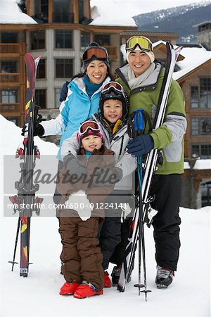 Portrait de famille à la station de Ski, Whistler, Colombie-Britannique, Canada