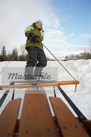 Garçon tirant des traîneaux, Whistler, Colombie-Britannique, Canada