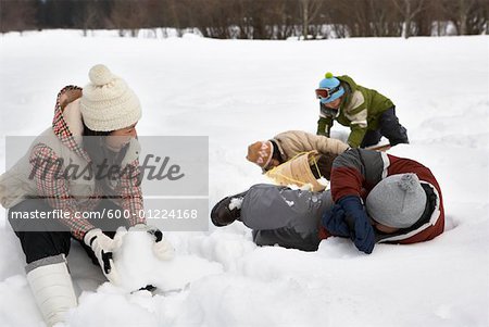 Famille jouant dans la neige, Whistler, Colombie-Britannique, Canada