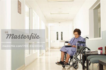 Femme en fauteuil roulant à l'hôpital