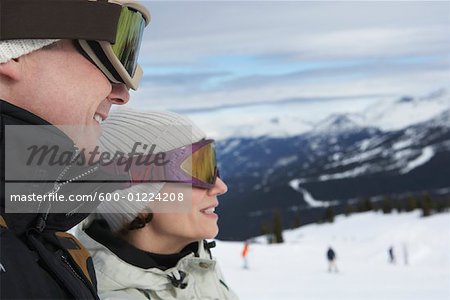 Couple en haut de la pente de Ski, Whistler, Colombie-Britannique, Canada